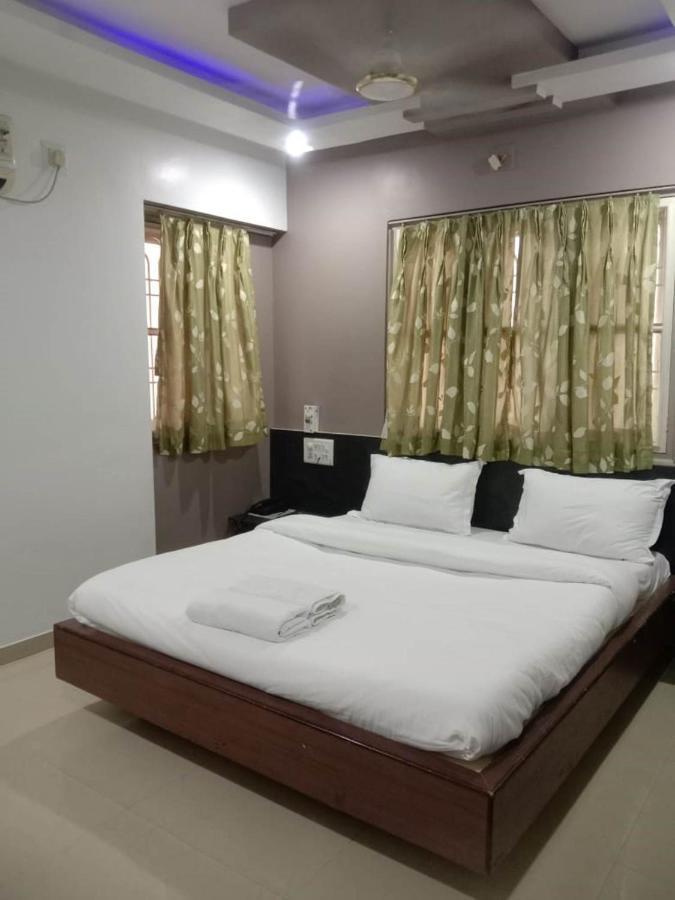 Hotel Rajdhani Hālol Екстериор снимка