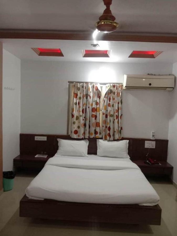 Hotel Rajdhani Hālol Екстериор снимка